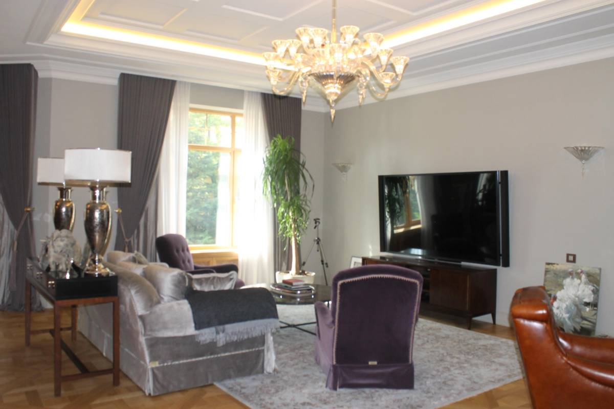 Divano Pozzoli, mobile Francesco Molon, lampade Sigma L2, poltrone Provasi, illuminazione Baccarat